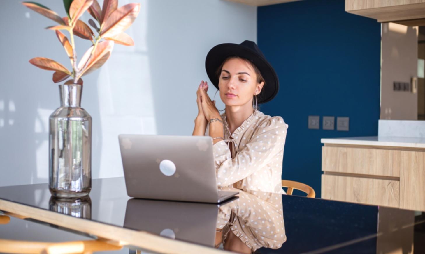 Teilnehmer arbeiten gemeinsam an Finanzszenarien und entwickeln praktische Budgetstrategien